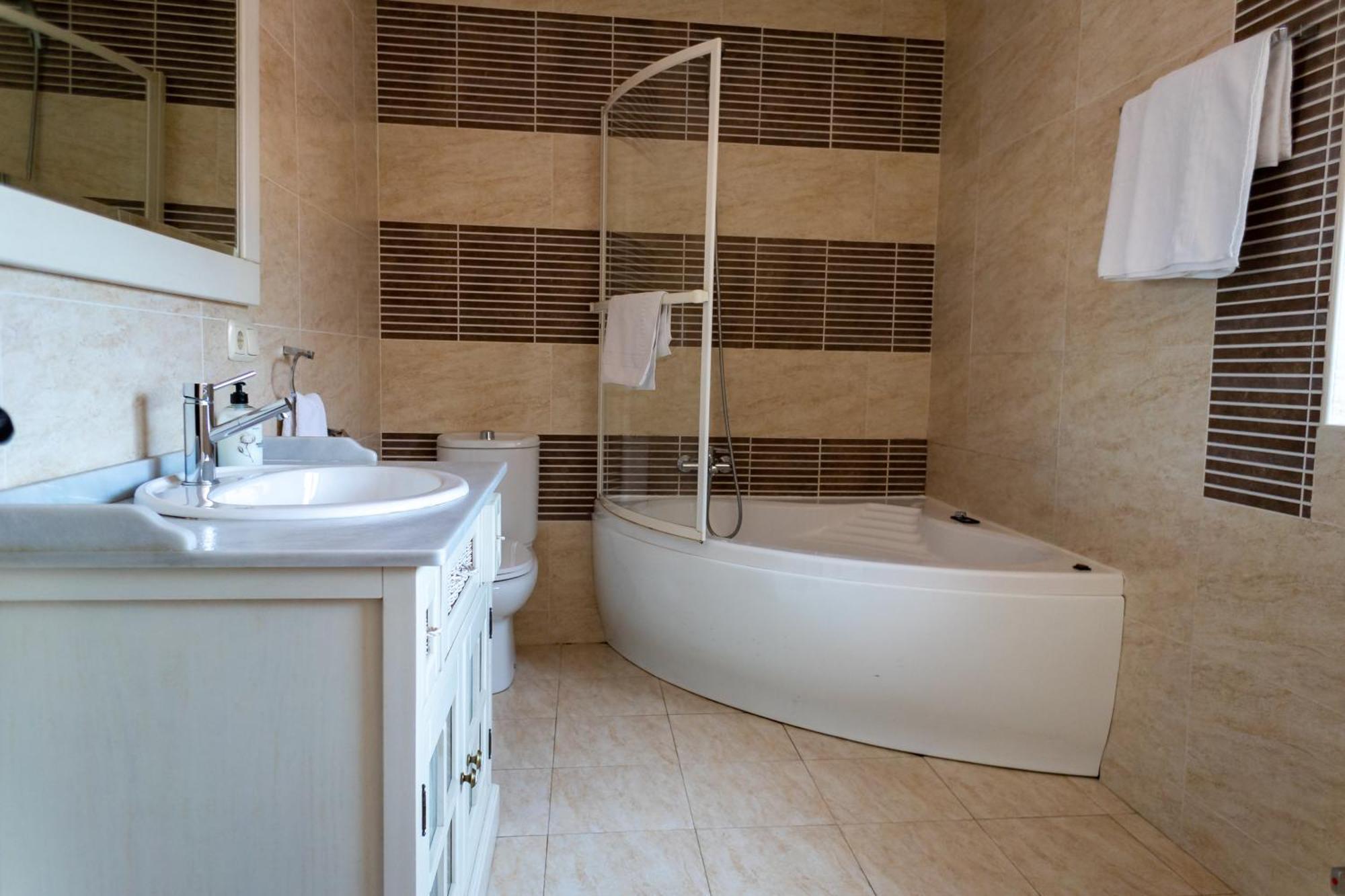 Dona Elvira Y Dona Sol Villa Vivar del Cid Luaran gambar